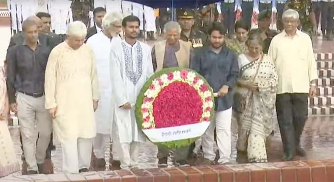 ড. ইউনূসের নেতৃত্বে জাতীয় স্মৃতিসৌধে অন্তর্র্বতী সরকারের শ্রদ্ধা
