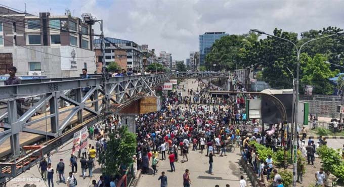 রাজধানীর সায়েন্সল্যাবে আন্দোলনকারীদের বিক্ষোভ
