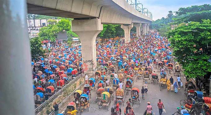 শাহবাগে রিকশাচালকদের অবরোধ