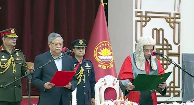 প্রধান বিচারপতি হিসেবে শপথ নিলেন সৈয়দ রেফাত আহমেদ