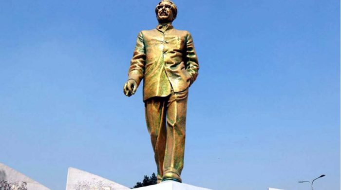 বিজয় সরণির বঙ্গবন্ধুর ভাস্কর্য ভেঙে ফেলা হচ্ছে
