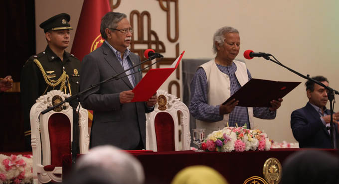 অন্তর্র্বতীকালীন সরকারের প্রধান উপদেষ্টা হিসেবে শপথ নিলেন ড. ইউনূস