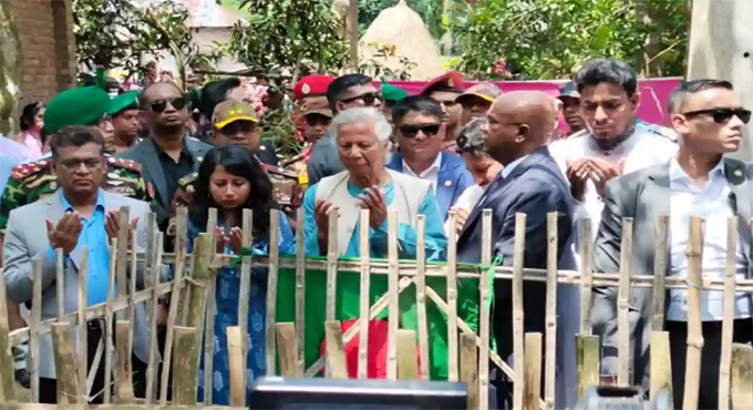 রংপুরে আবু সাঈদের কবর জেয়ারত করলেন ড. ইউনূস
