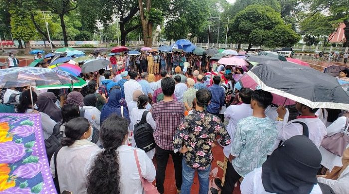 শিক্ষার্থীদের দাবির প্রতি একাত্মতা জানিয়েছে মাঠে চিকিৎসকরা