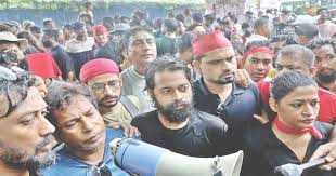 শিক্ষার্থীদের দাবির পক্ষে রাজপথে শিল্পীরা