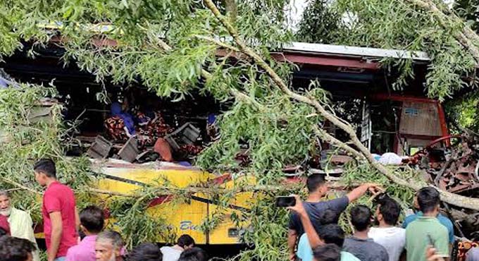 গোপালগঞ্জে বাস-ট্রাক সংঘর্ষে নারীসহ নিহত ৫