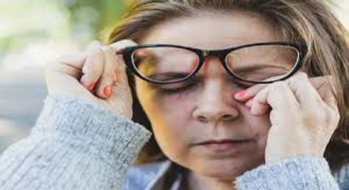 নাকের দুই পাশে চশমার দাগ? যেভাবে তুলবেন