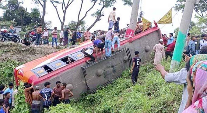 ফরিদপুরে বাস নিয়ন্ত্রণ হারিয়ে বিদ্যুতের খুঁটিতে ধাক্কায় নিহত বেড়ে ৭