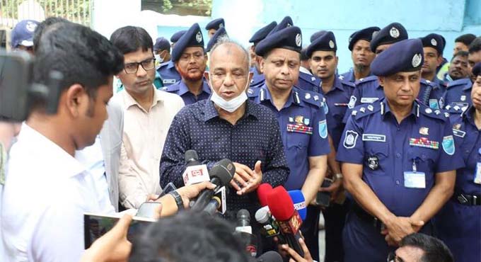 মিটফোর্ডের ঘটনায় জড়িতদের আইনের আওতায় আনা হবে : স্বরাষ্ট্র উপদেষ্টা