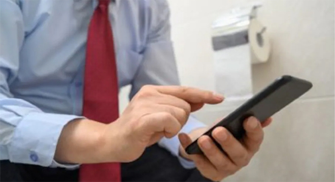 টয়লেটে বসে মোবাইল ফোন ব্যবহারে বাড়ছে যে মারাত্মক রোগ