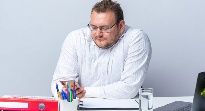 ডেস্কে বসে কাজের কারণেই ওজন বাড়ছে না তো