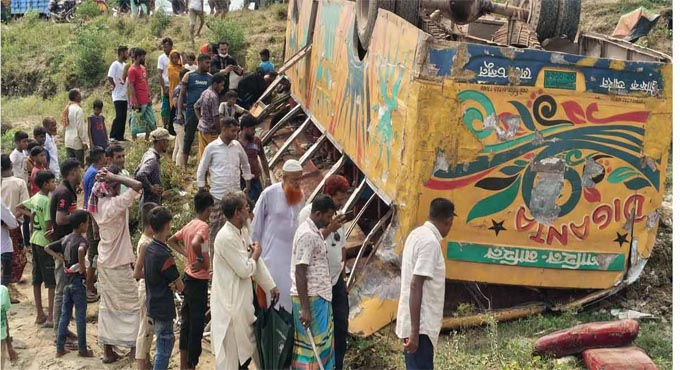 ব্রাহ্মণবাড়িয়ায় নিয়ন্ত্রণ হারিয়ে বাস খাদে পড়ে নিহত ৪